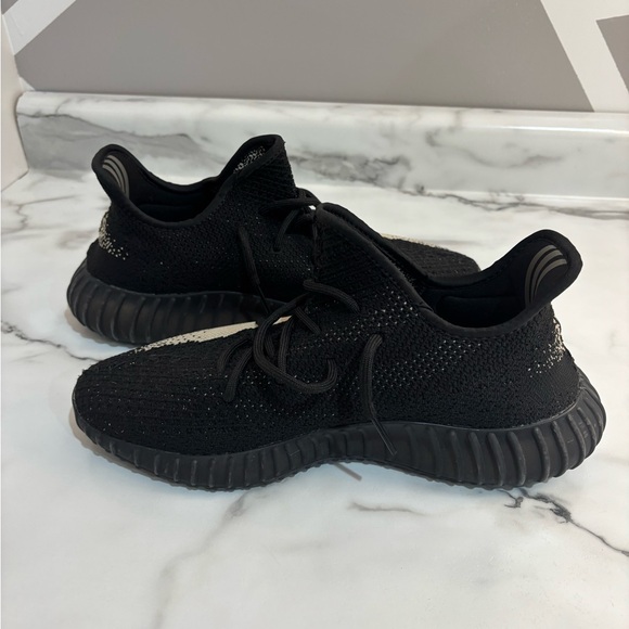 Yeezy Boost 350 V2 Oreo Size 10.5 - Picture 2 of 6